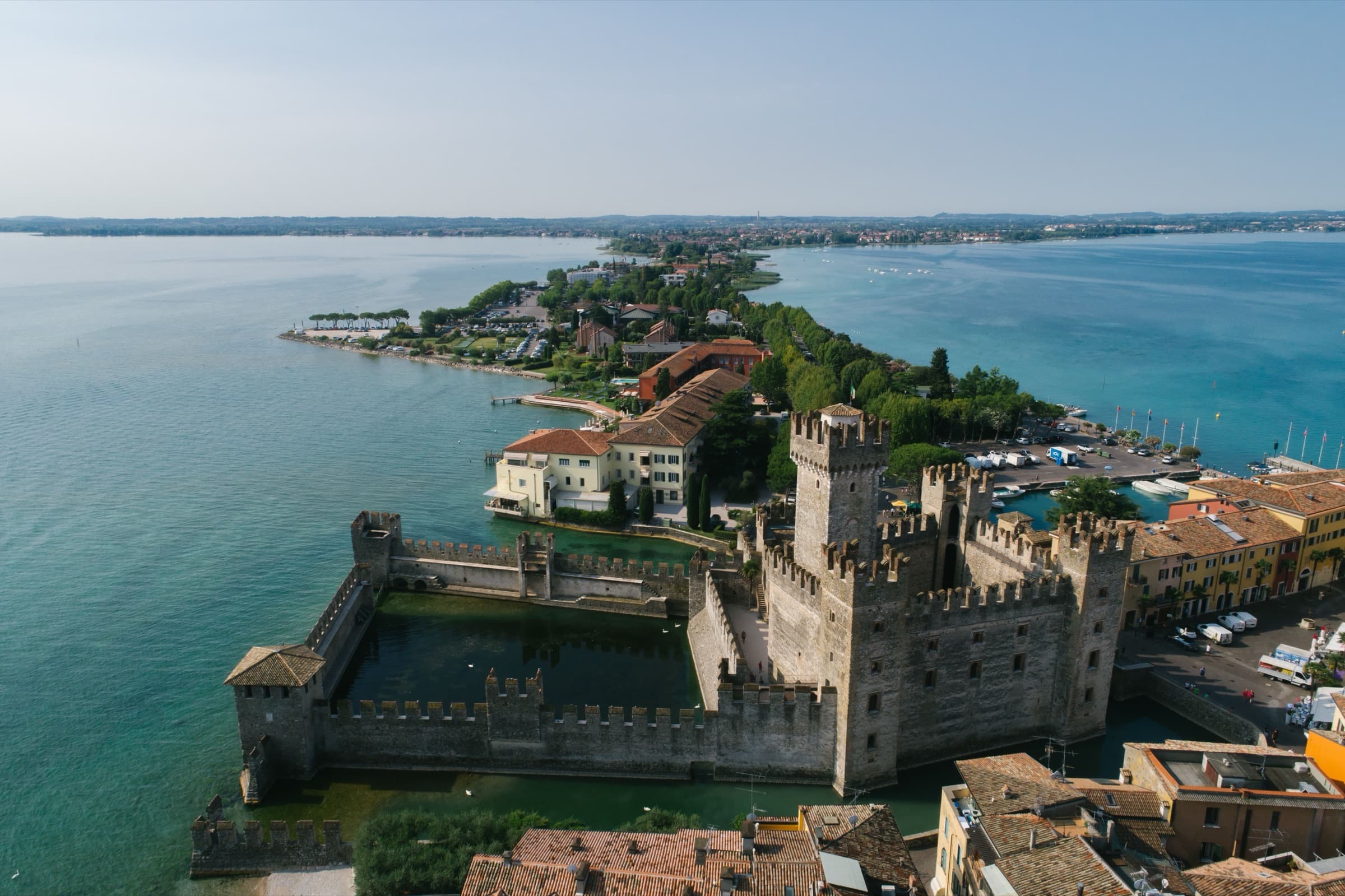 Luchtfoto van Sirmione met de Rocca Scaligera aan het Gardameer